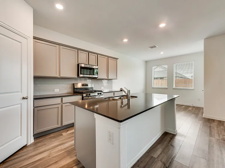 1833 Lake Grove Dr — Photo 10