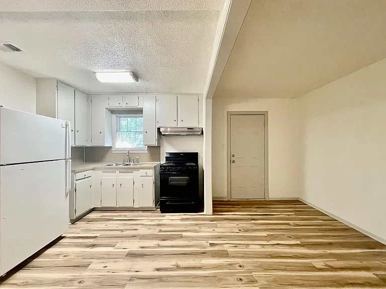 619 Barbara Dr — Photo 5