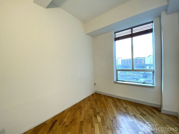 5th image of 2928 41st Ave #402