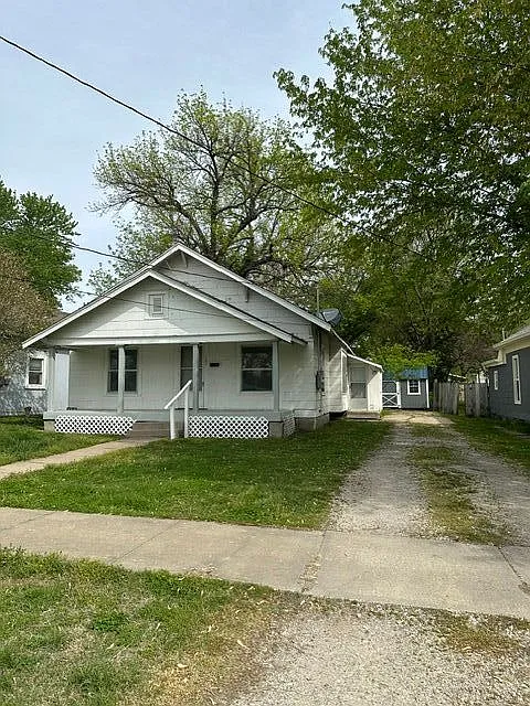 2 bed, 1.0 bath, $1,095 — Photo 2