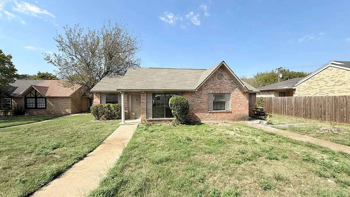3 bed, 1.0 bath, 1160 sqft, $1,750 — Photo 1