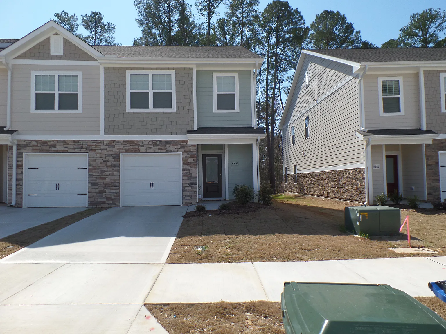 3 bed, 2.5 bath, 1880 sqft, $2,050 — Photo 2