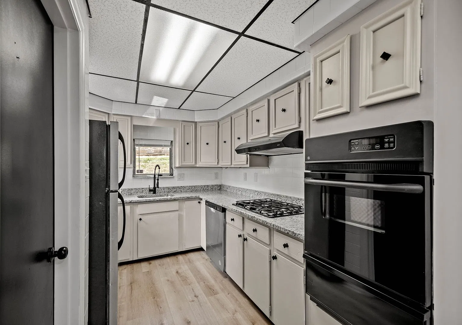 Gorgeous 3 bedroom home in Brookline available now! — Photo 1