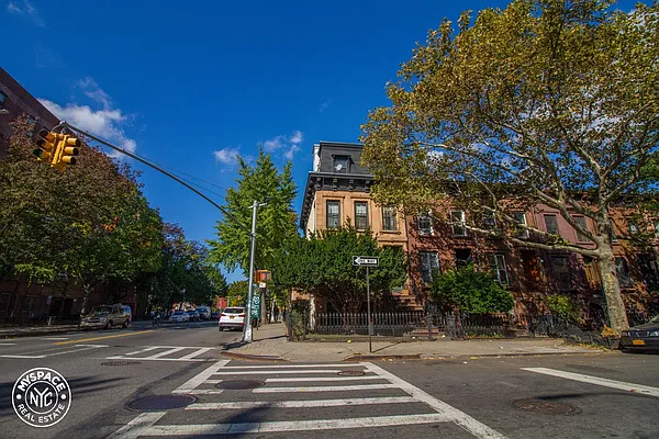 Rented by MySpaceNYC | media 7