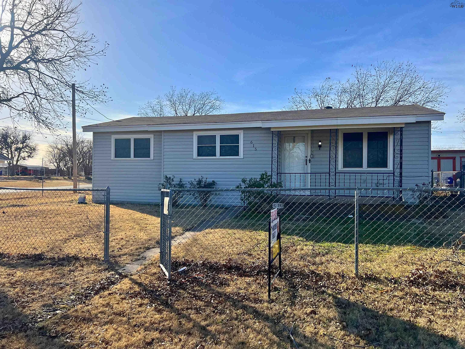3 bed, 1.0 bath, 1088 sqft, $1,200 — Photo 1