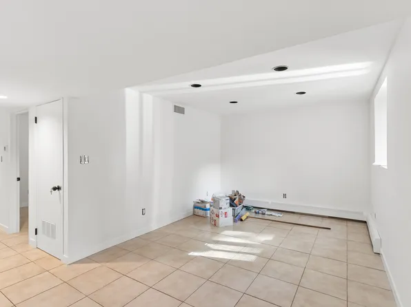 https://photos.zillowstatic.com/fp/35539864902e471b59f414f3652ec39a-p_e.webp