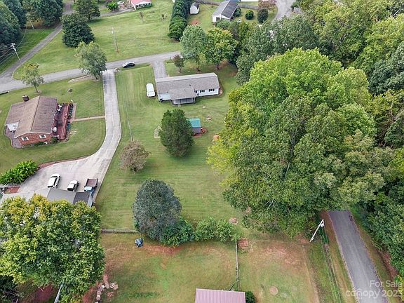 2nd image of 827 Flint Dr