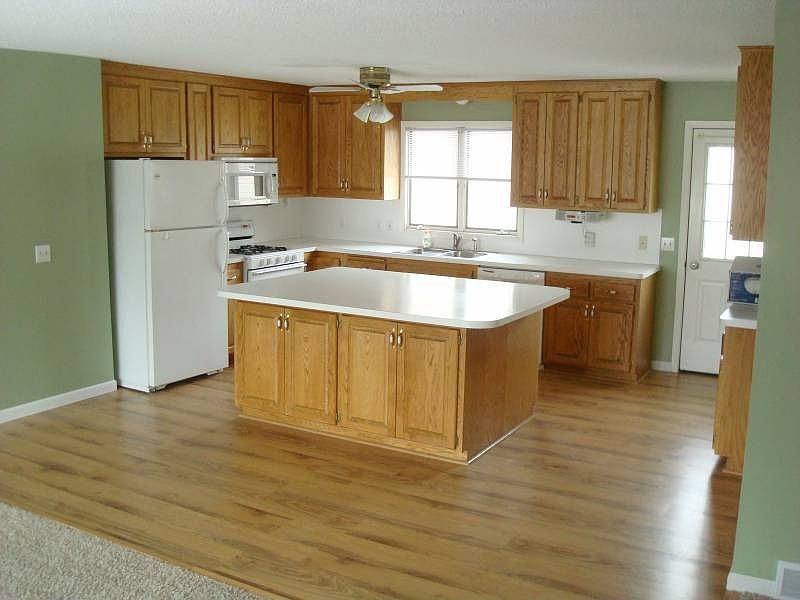 Spacious Kichen, with nice isl