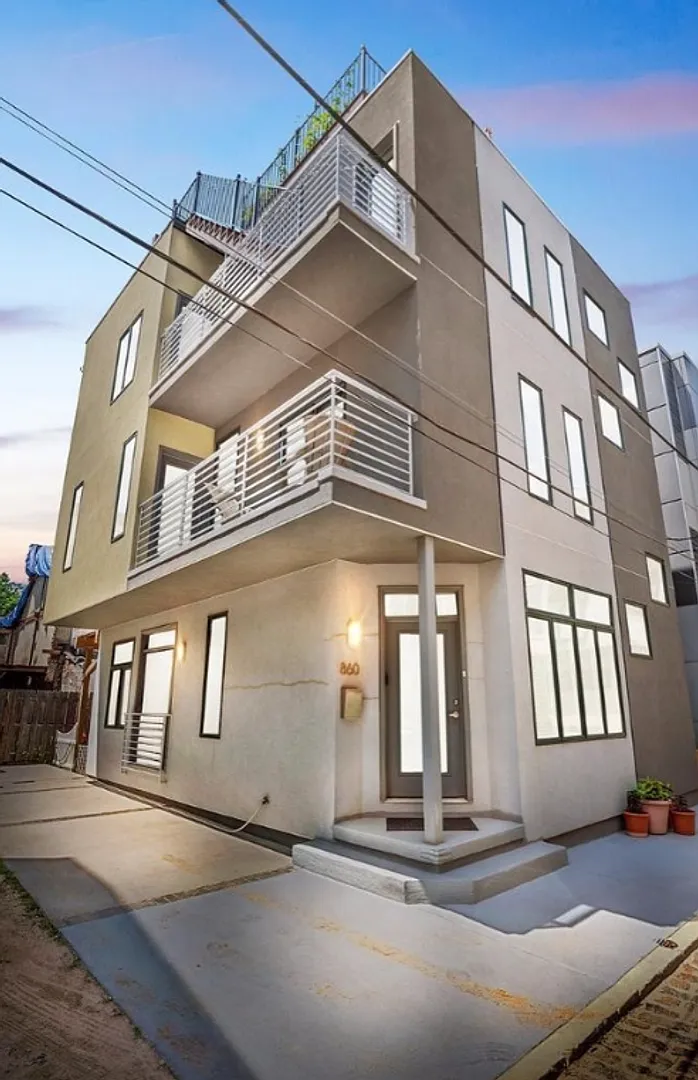 Amazing 4 Bed 4 Bath w/driveway in Northern Liberties! — Photo 1
