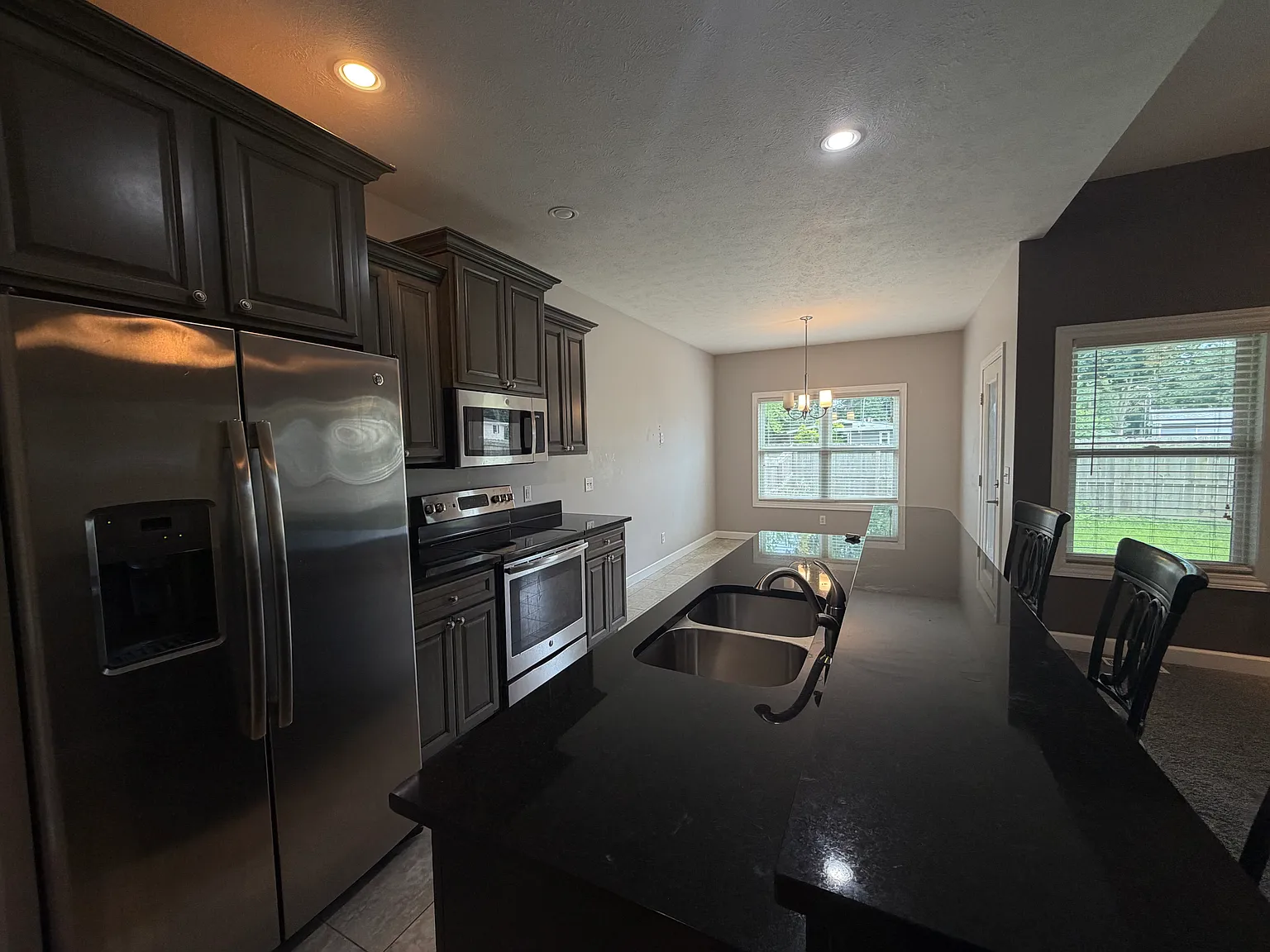 3 bed, 2500 sqft, $2,500 — Photo 3