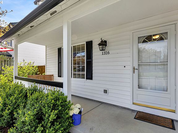 4th image of 1316 NE 18th Ave