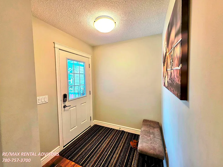 3885 Robins Cres NW — Photo 2