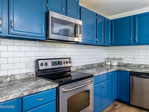 4th image of 3018 Pleasant View Ave