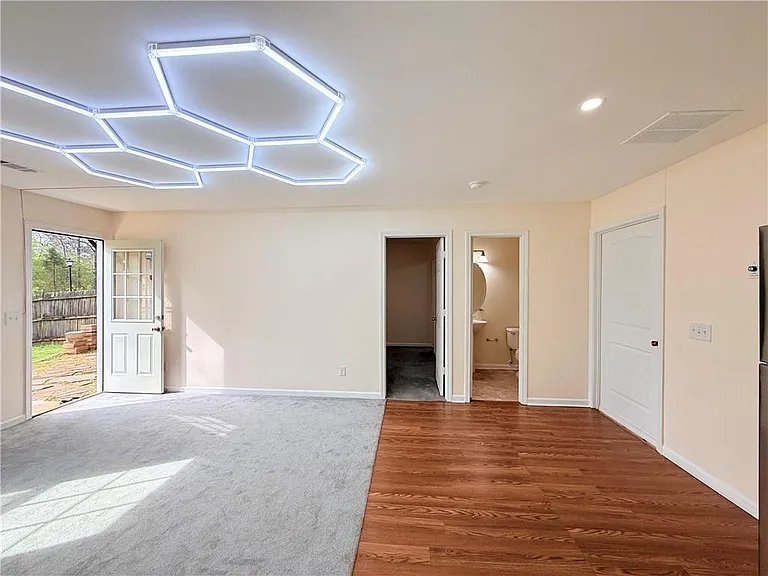 893 Hawthorn Ln — Photo 6