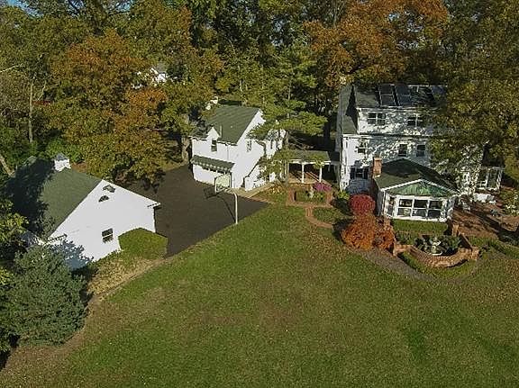 3rd image of 721 Watch Hill Ln