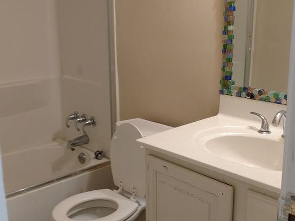 Full Guest Bath in Hallway