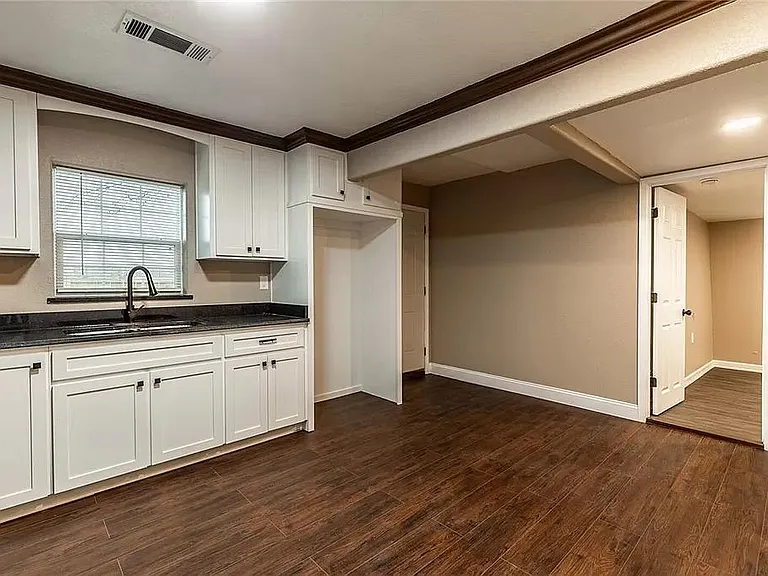 2837 Ross Ave — Photo 7