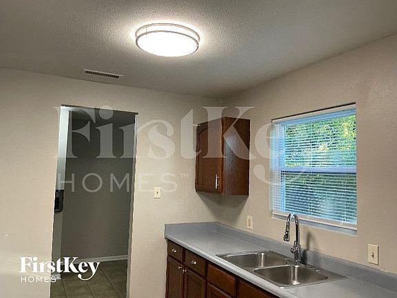 5th image of 755 Sedgewick Ln