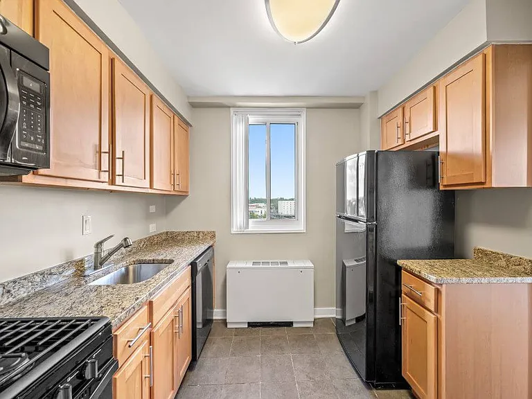 100-york-apartment-y920-7r