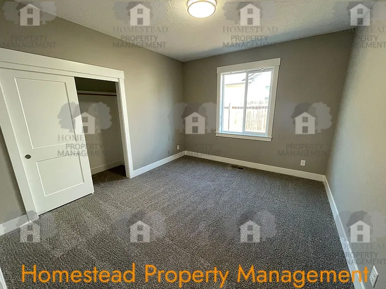 463 NE Cedar St — Photo 18