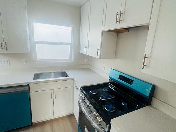 2nd image of 4437-43 Winona Ave #4443