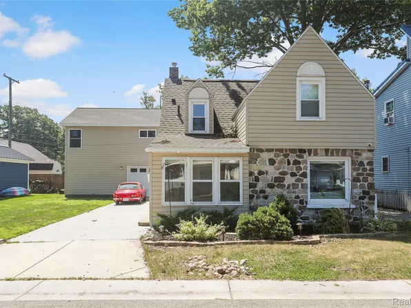 3051 Elmwood Dr, Fort Gratiot, MI 48059