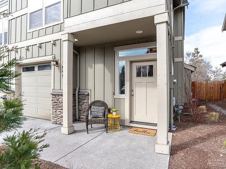 1068 SE Leonel Ln — Photo 1