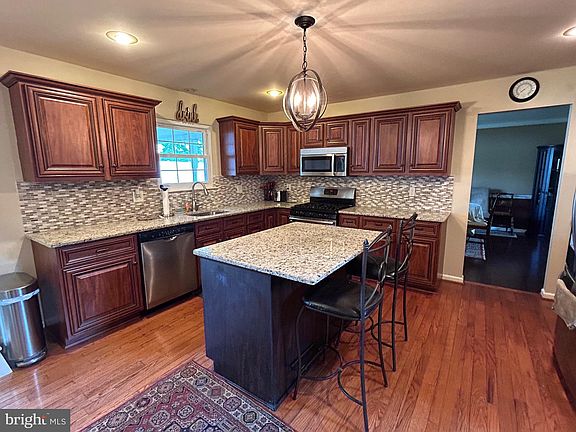 3rd image of 42 Pin Oak Dr