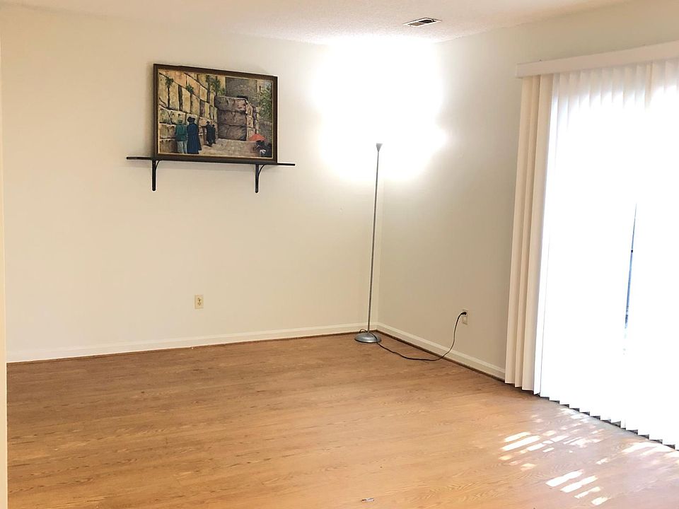 1st image of 206 S Hunt Club Run
