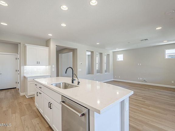 5th image of 538 E VETERANS Way