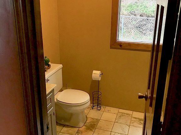 1/2 bath of living room 