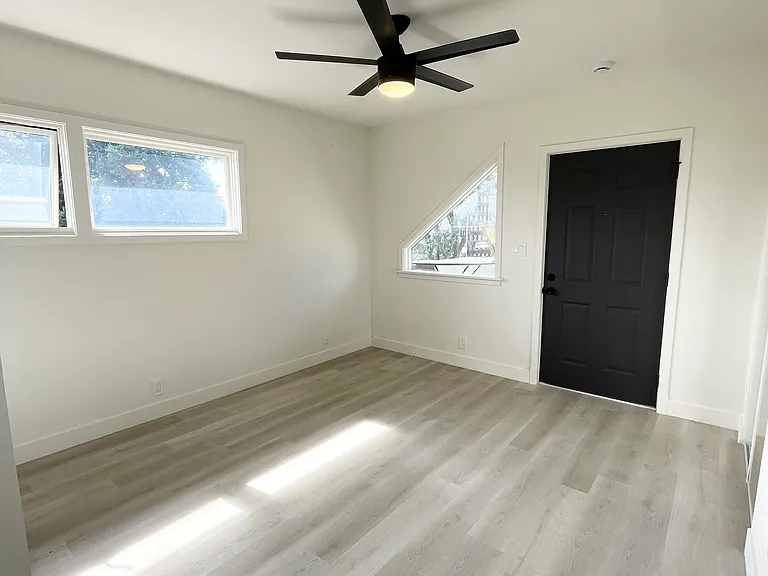4253 Howe St #A — Photo 31