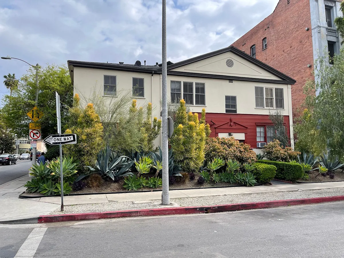 Building Photo - 602 S Dunsmuir Ave