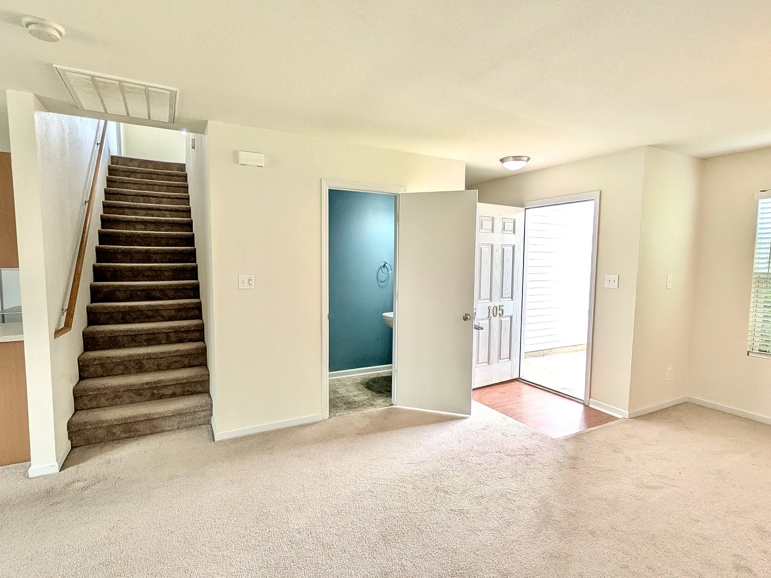 3 bed, 2.5 bath, 2315 sqft, $1,645 — Photo 2