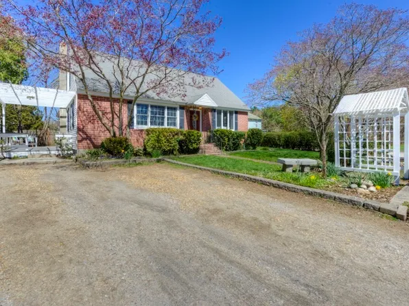 9 Acorn St, Shrewsbury, MA 01545