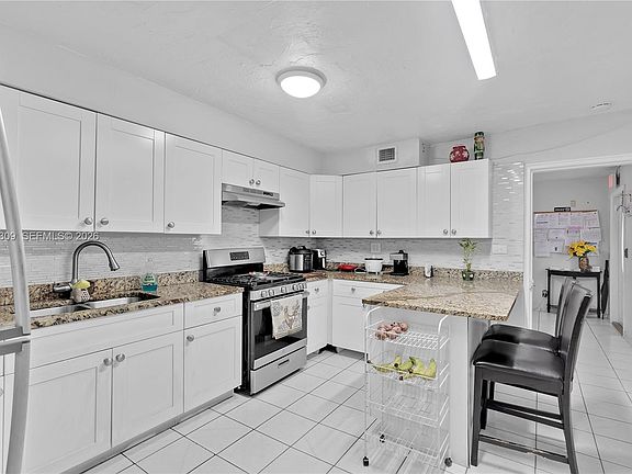 4th image of 73 E 47th St