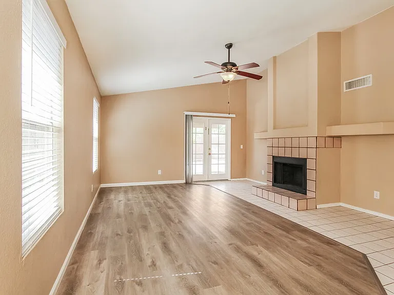 8015 W Laurel Ln — Photo 4
