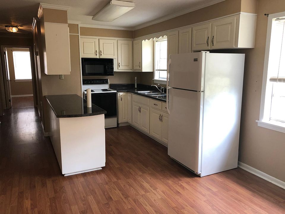 Spacious kitchen dining area