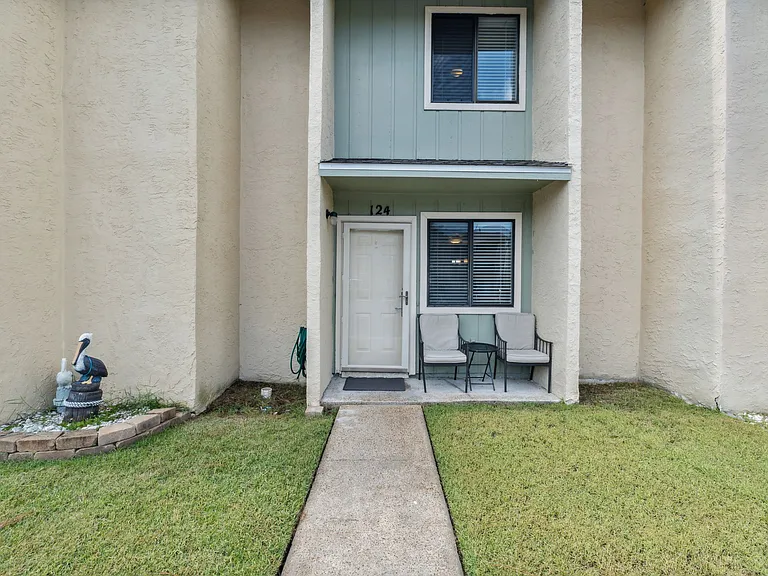 124 Robin Ln — Photo 1