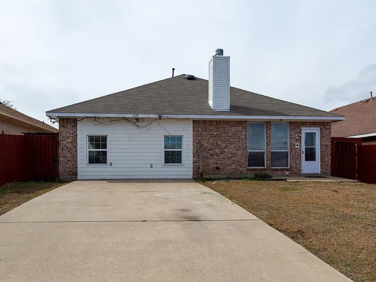 1524 Jessica Ln — Photo 4