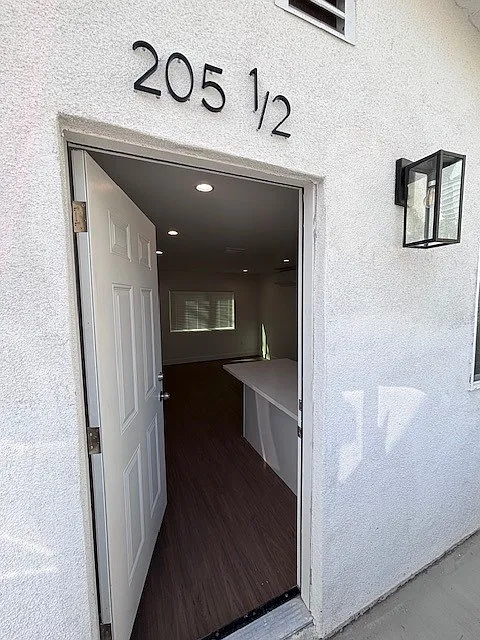 205 1/2 W Colden Ave
