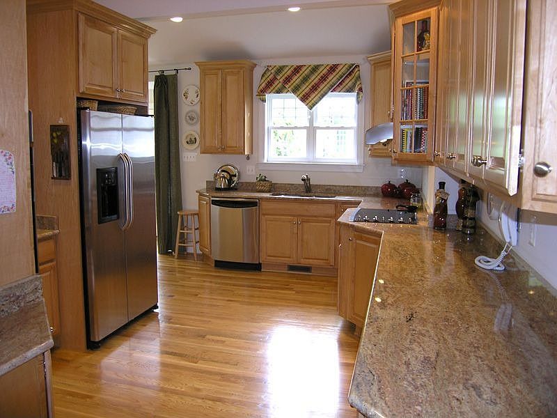 Renovated Kitchen w/ granite 42" maples cabinets