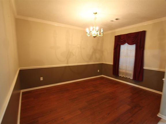 4th image of 304 Breezway Bend Ln