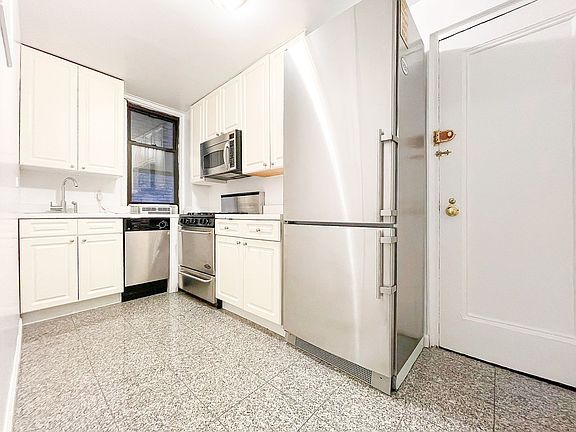 4th image of 142 E 49th St APT 3A