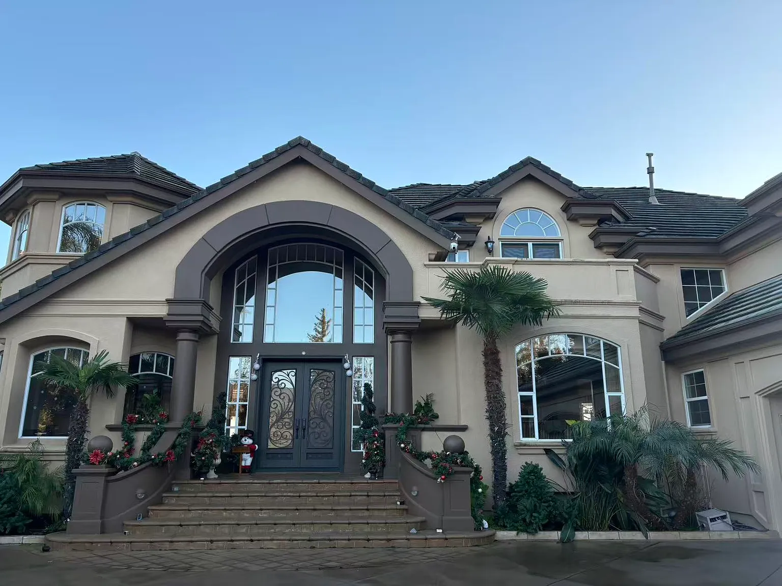 5 bed, 6488 sqft, $13,800 — Photo 3