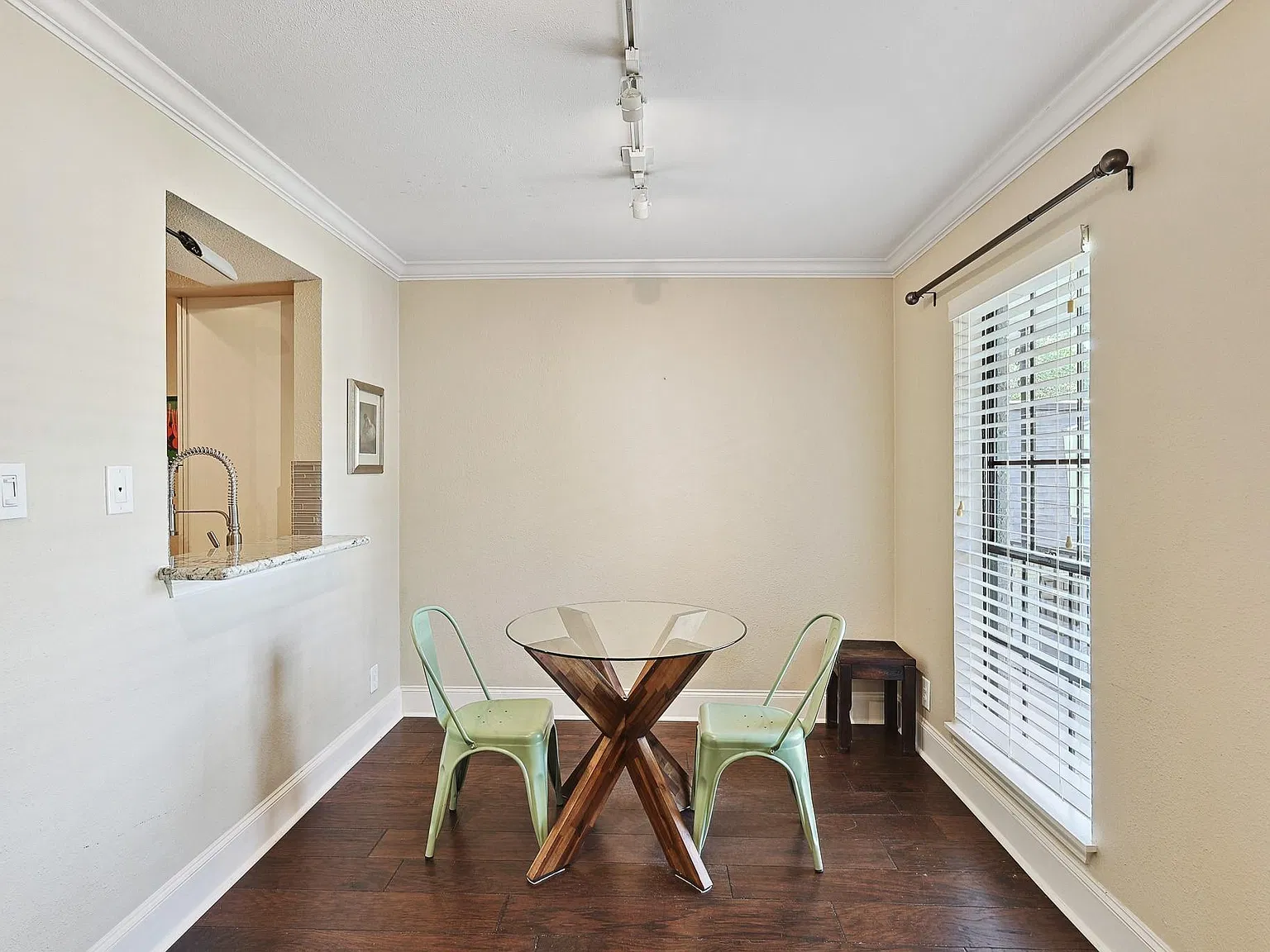 1 bed, 1.0 bath, 646 sqft, $1,600 — Photo 2