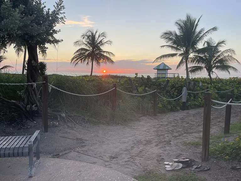 Del Ray beach 10 minutes away