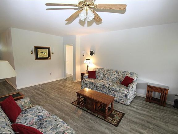 5th image of 952 Peachtree Dr