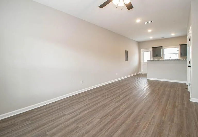 1115 Hillwood Dr — Photo 2