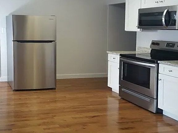 2nd image of 142 University Ave